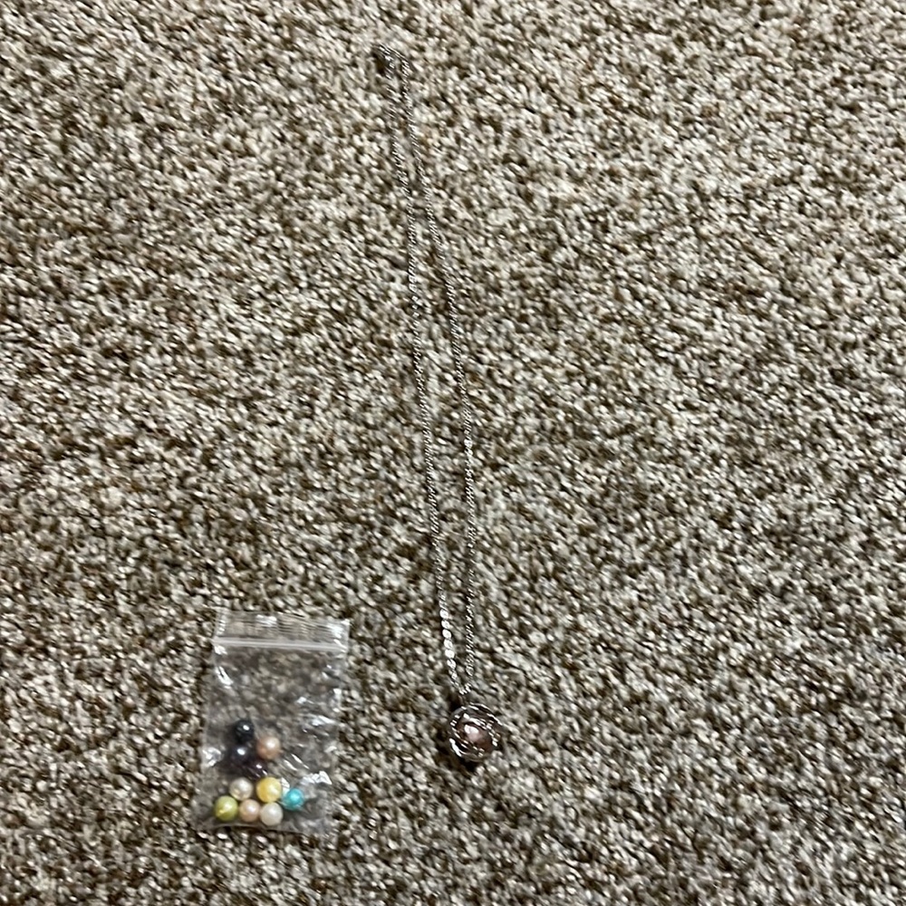 Flower pearl necklace.